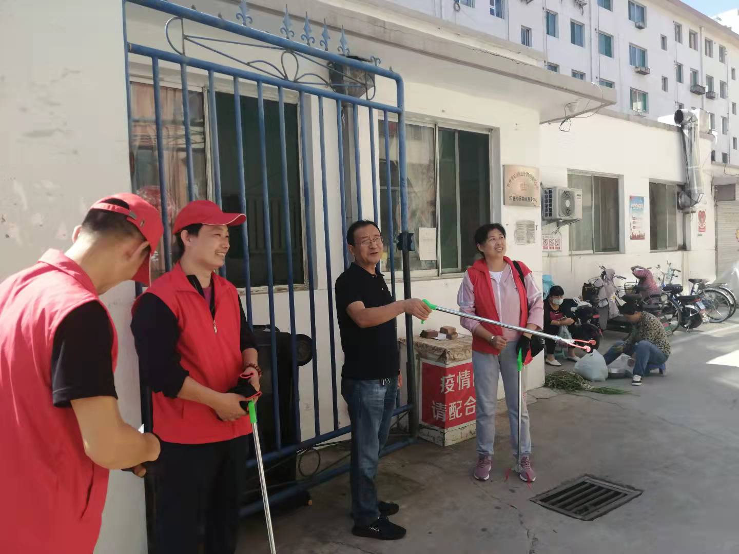 01-9月9日黨委委員、財務(wù)總監(jiān)辛建人在匯春小區(qū)檢查指導(dǎo)志愿者服務(wù).jpg